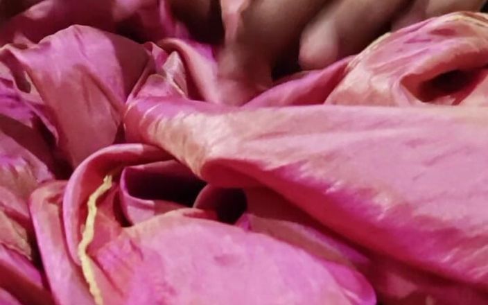 Satin and silky: Pik hoofd wrijven met roze satijnen zijdeachtige Salwar van buurman...