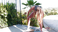 ATKIngdom: Staci Silverstone chvíli trvá, než zapracuje na nervu, aby čůrala.