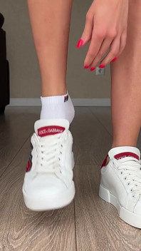 Promenade dans les chaussures D &g, taquinage de fée nue
