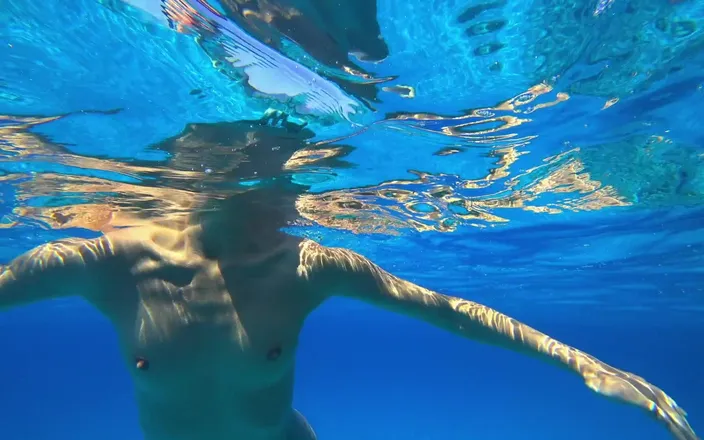GoldTeachers: Stunning Girl Swims Nude on Public Beach