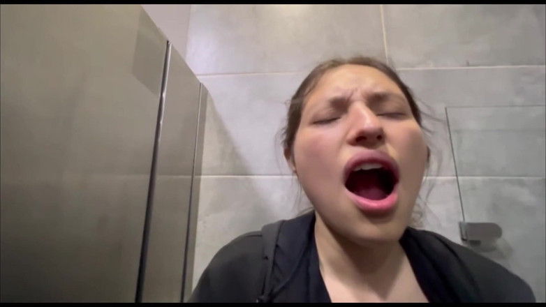 scarlettandc: Prietena mea de la sală mă provoacă să facem sex în...