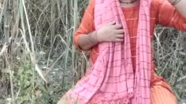 Hemant sarita: Moje servírná manželka tvrdě šuká venku, na farmách si užívají ježdění