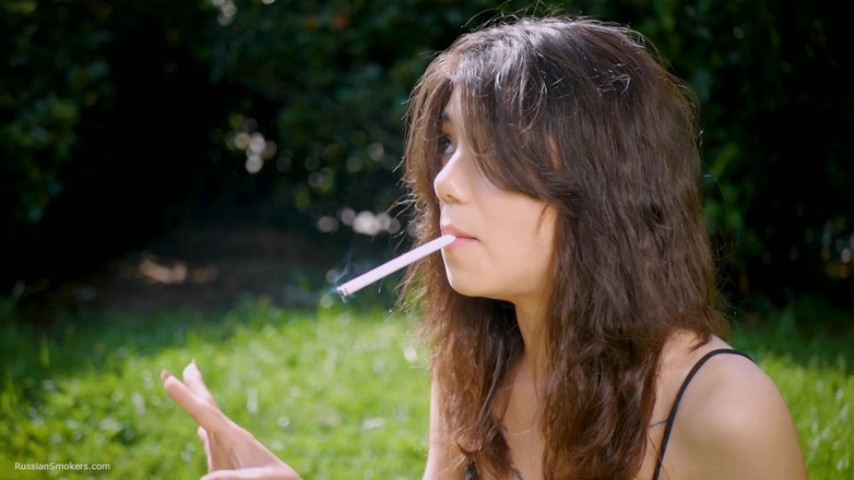 Russian Smokers: Arina fumează țigări de 120mm în aer liber