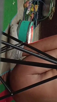 Nos quitamos su ropa y hicimos un video desde dentro de la manta