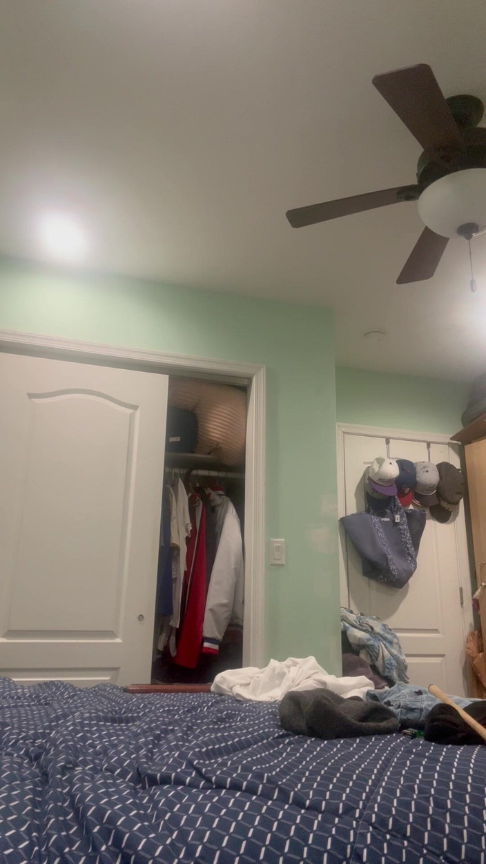 TakeMe35: Сіссі трахає власну дупу