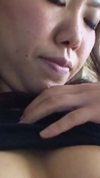 Vyrůstala a stala se dospělou a děvkou narozenou v Japonsku s velmi hustou kundičkou, která je penetrována do její kundičky