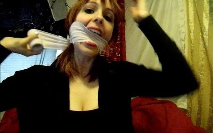 Selfgags classic: Неслухняна колишня дівчина любить, коли її трахали з кляпом у роті!