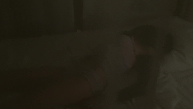 savannahamatoriale: Moje žena a ona se dotýká sama sebe. Nadržená manželka