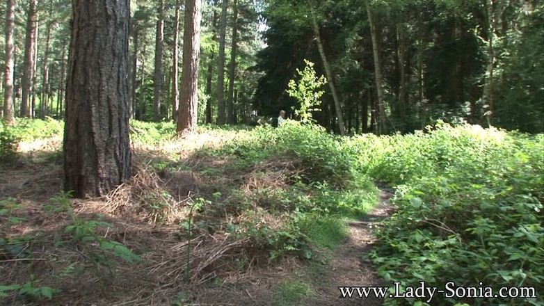 Lady Sonia: Мне нужно пописать на улице