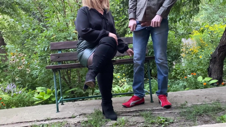 OurFetishLife: Une belle-mère mature sait comment vous garder sous contrôle