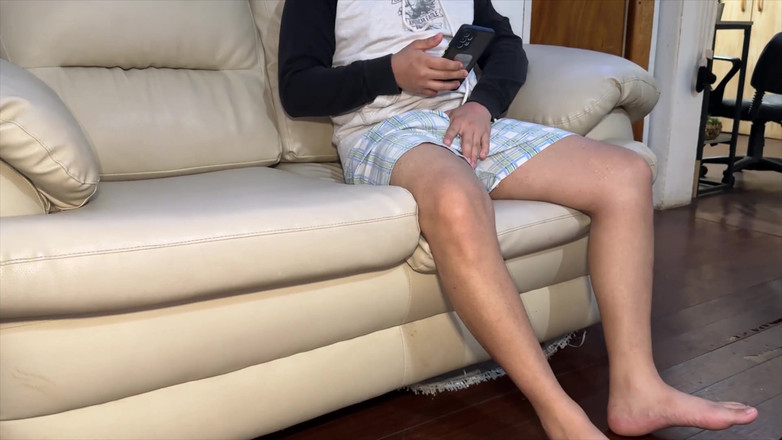 CoupleOfHotSins: Üvey Anne, Mastürbasyon Yaparken Üvey Oğlunun Büyük Yarrağını Keşfediyor