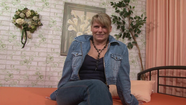 Deutsche XXX Filme: 丰满的德国金发女郎用假阳具自慰