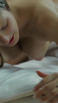 Une Jolie Brune Prend Une Éjac Sur Ses Gros Seins