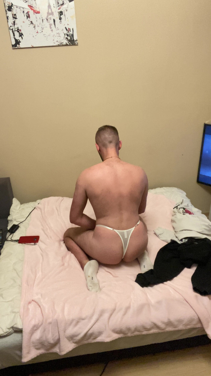 Barti Rede: Em sua tanga branca sexy