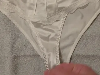 Porter, branler et éjaculer dans la culotte en satin usée de sa femme