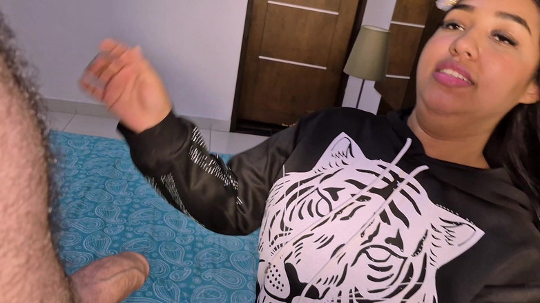 Pikaa6: Bruneta s džínami, dělá z růžové rtěnky v ústech, aby ochutnala...