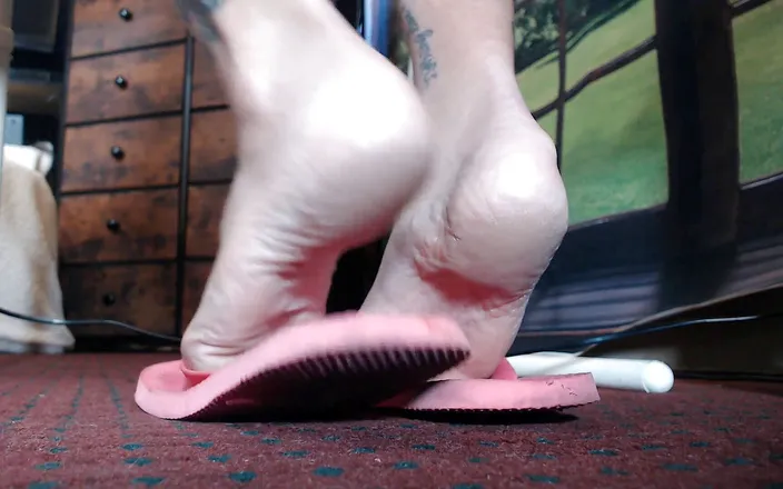 Abby Anna: Extreme closeup flipflops bare soles