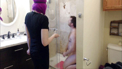 Femdom Austria: Majikan megan lagi asik cuci baju