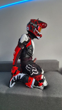 Velmi nadšený motorkář si označil své nové boty Fox
