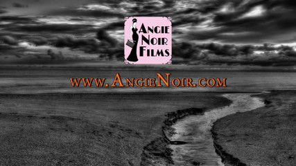 Angie Noir: Obrovský strapon pro nevlastní matku w Angie Noir a Naughty...