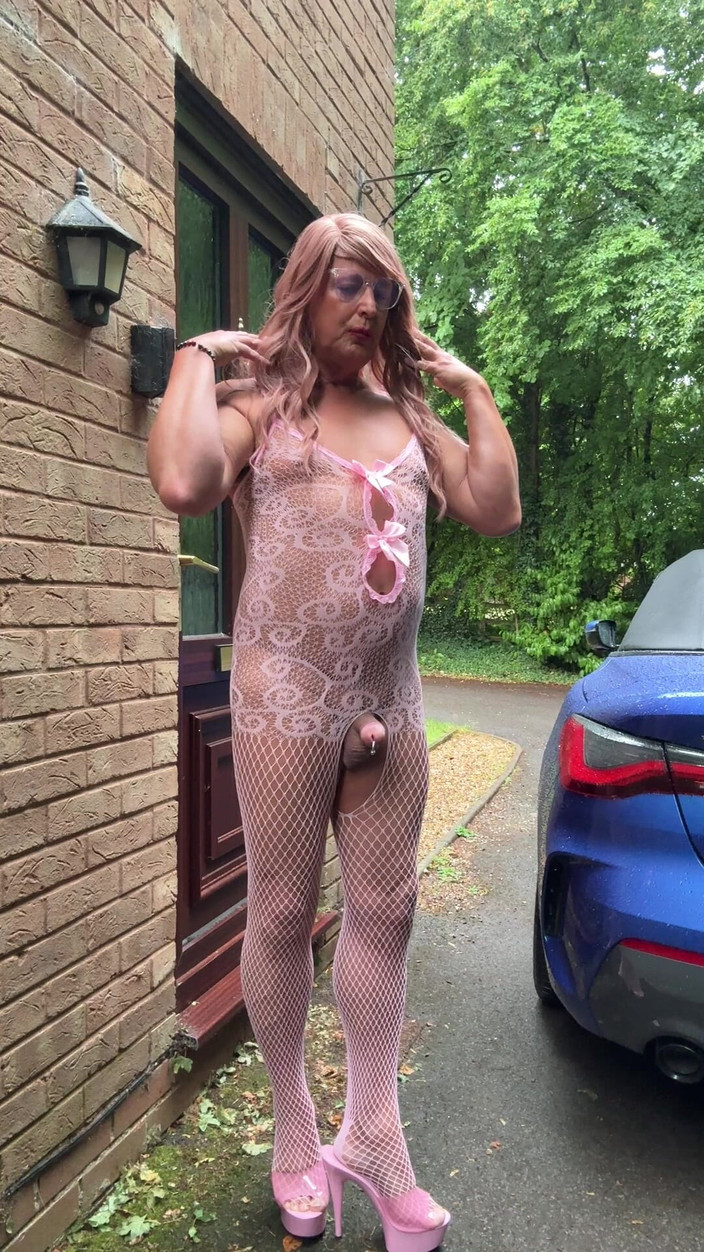 Kellycd2022: 穿着粉色渔网紧身衣和高跟鞋的性感 crossdresser Kellycd2022 快速清晨视频