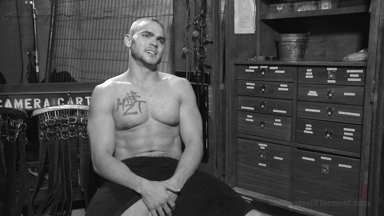 30 Minutes of Torment: Muskbusiger hengst Brock Avery gequält und gefickt