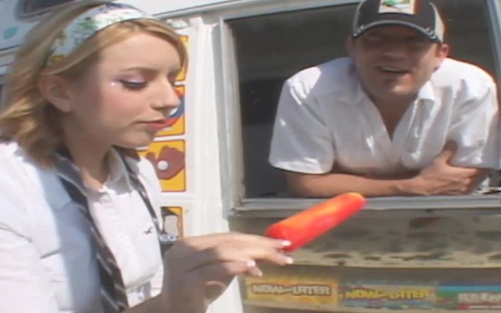 DARVASEX: 冰淇淋荡妇场景-1 小奶子金发女郎在冰淇淋卡车上享受性爱