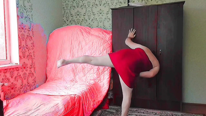 Kitty_Cross: Zabawna femboy spoczywająca głowa na miękkiej różowej poduszce