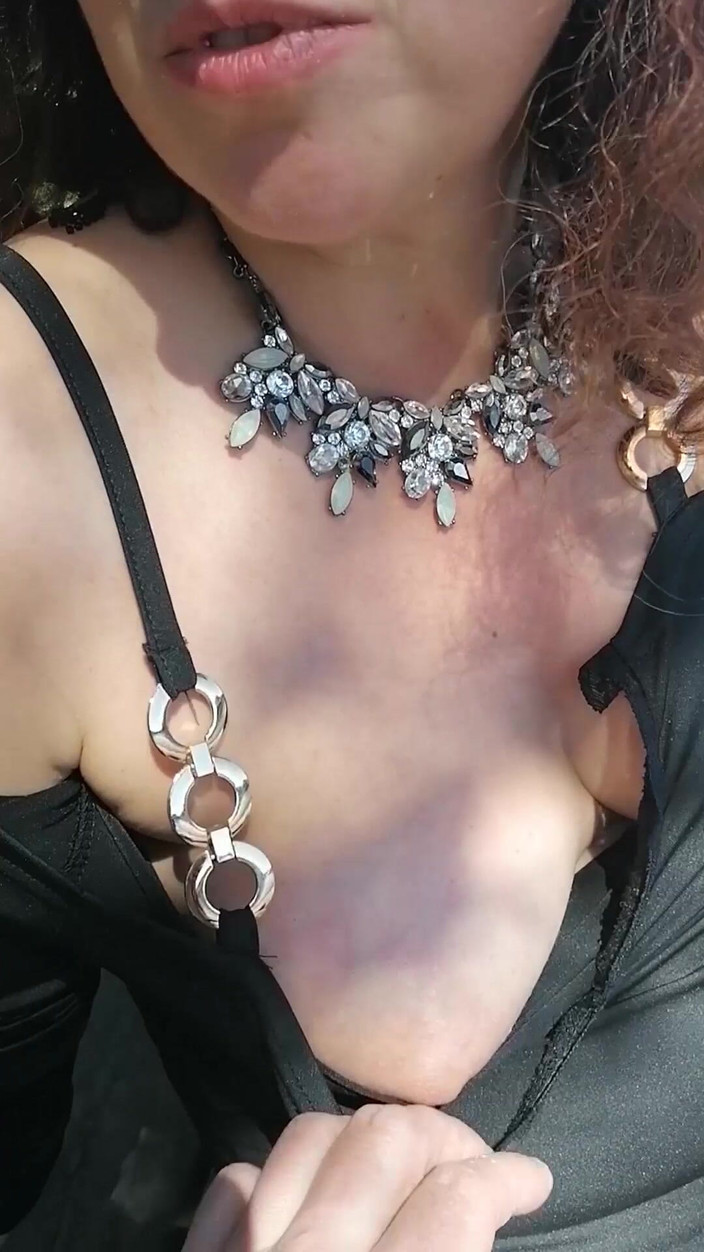 Mike Vonberg: Eu convenci minha puta a mostrar sua buceta e peitos...