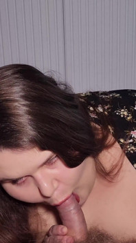 İri güzel üvey anne küçük bir yarağı küçük düşürüyor ama sertleştiriyor ve onu ağzından boşaltıyor ve meme sikişi