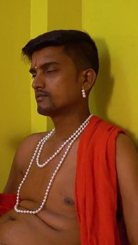 Der junge raja Babu fickt sein schönes zimmermädchen in seiner kammer