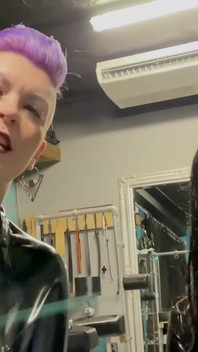 Perawat dominan memberimu pemeriksaan prostat