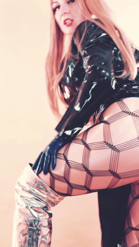 Süße MILF in strümpfen und pvc spielt muschi - Arya Grander