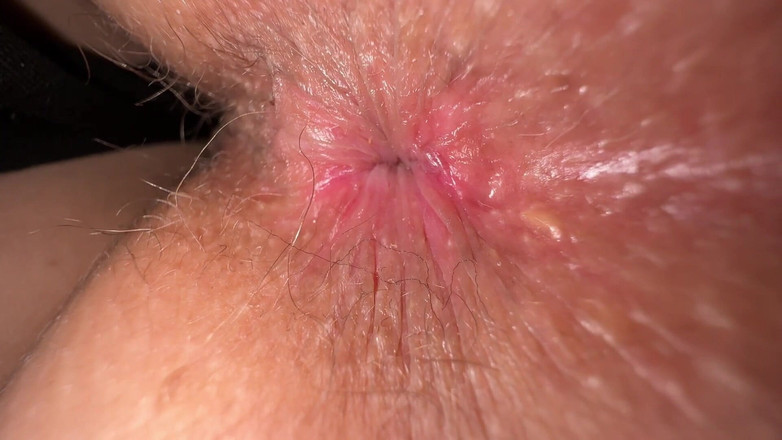 Gigi oficial: Dívka se už zpocená, nadšeně dělá jógu, čichal jsem ji celou...