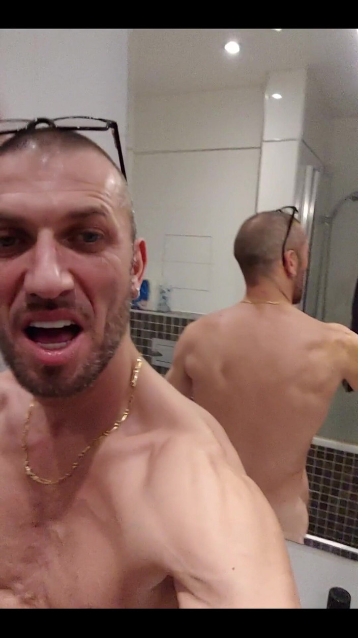 Boy jerking off: Jsem doma