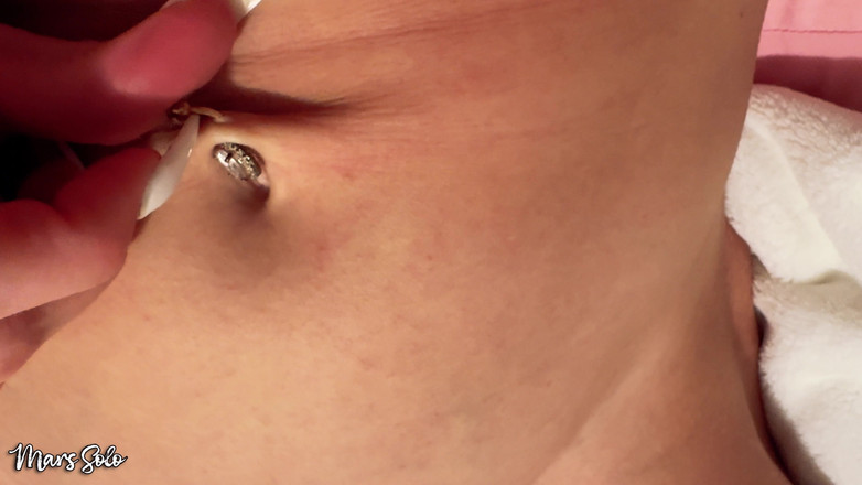 Mars solo: 내 배 버튼 반지를 가지고 노는 POV