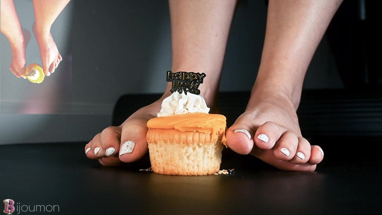 Bijoumon: Guardami sfondare una torta con le mie dita dei piedi...