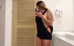 J’ai failli me faire prendre ! Une jolie fille à forte poitrine se masturbe dans la salle de bain pendant que ses parents ne sont pas à la maison