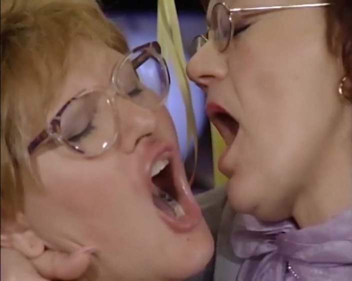 Lesbian Stories: Gilf lesbiche che leccano le fighe in 69 posizioni