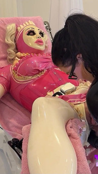 La sissy in gabbia è usata come un giocattolo da scopare parte 2