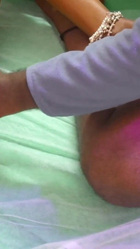 Massage indien sexy par un salon - un homme baise une femme après un massage