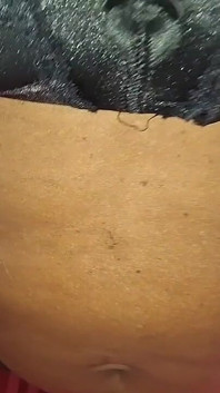 ベッドルームにいる小柄なアジア人MILF