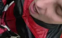 Kožený motorkář saje ptáka od sportovního chlapa