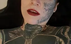 Visage d’orgasme avec du rouge à lèvres