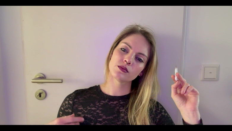 Naughty Natascha: क्लोज अप ब्लैक लेस में धूम्रपान