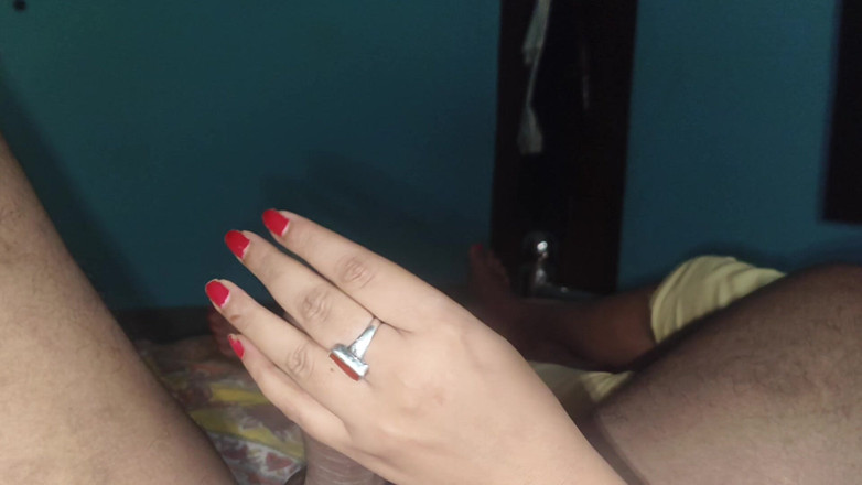 Angelmona: Brincar com pênis em casa depois do almoço