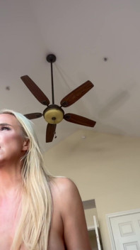 Hermosa rubia ama correrse en polla gigante