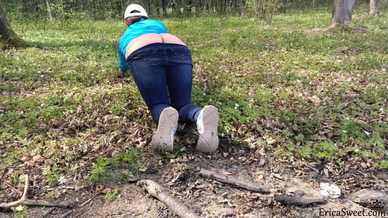 Erica Sweet: Fată studentă își masturbează pizda și suge un vibrator în pădure