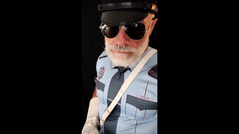 MusclesCigarsFFPig: Um policial pune