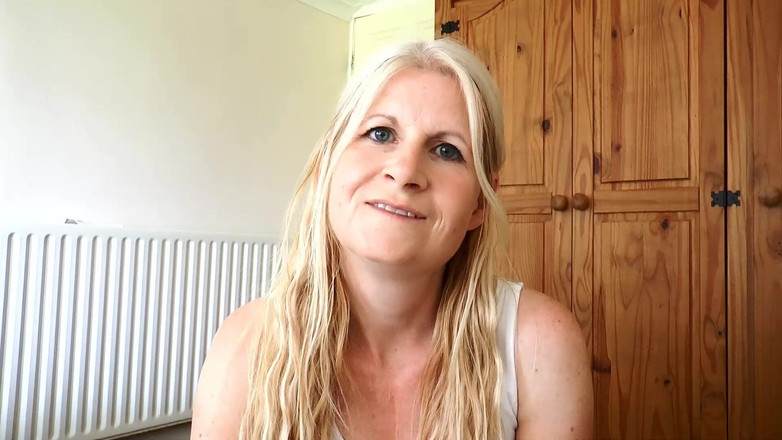 Britishmilf: 義理の妹からのおならの罰